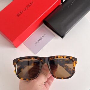 Rectangular Sunglasses with Diverse Frame and Lens Options