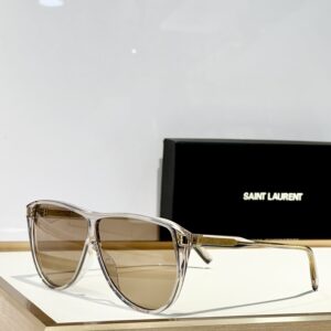 Oversized Sunglasses with Retro-Inspired Design