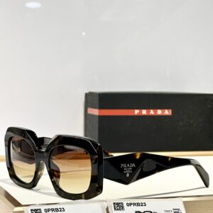 Geometric Oversized Sunglasses with Distinctive Frame Design