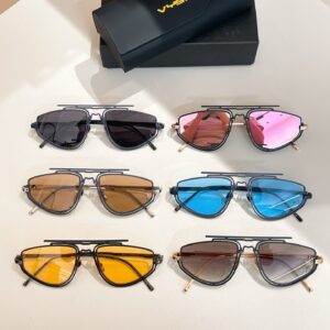 Aviator Sunglasses with Geometric Metal Frame Design