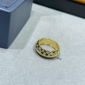 Exquisite Diamond - Encrusted Ring with Checkerboard Design in Rose Gold